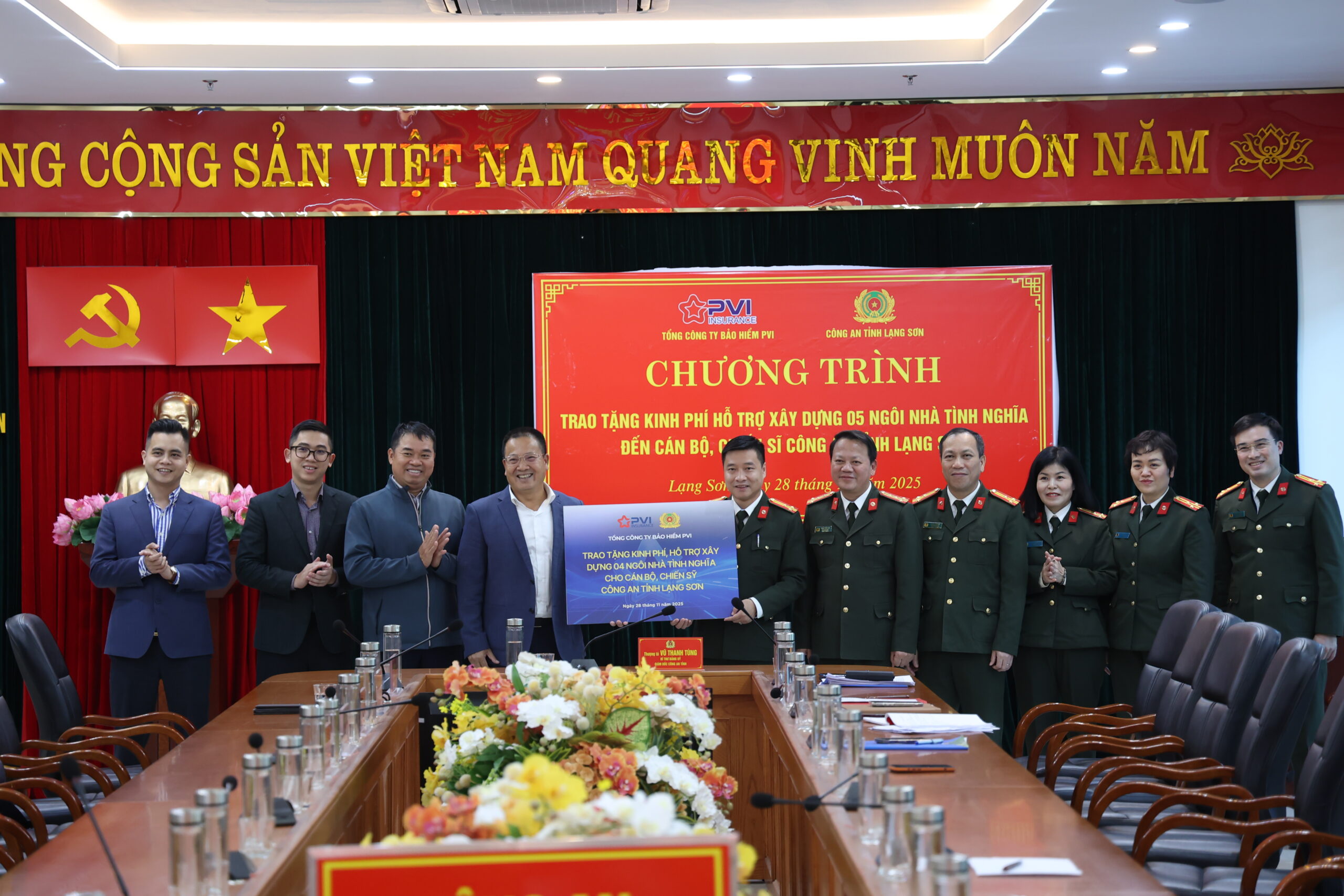 Bảo hiểm PVI và Hanoi Re trao tặng kinh phí xây dựng “Nhà Tình nghĩa” cho cán bộ, chiến sĩ công an tỉnh Lạng Sơn