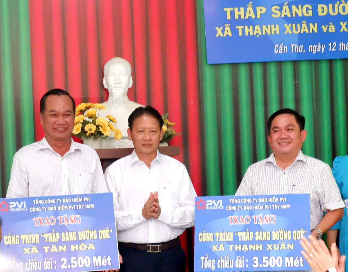 Bảo hiểm PVI Tây Nam đồng hành cùng Ủy ban MTTQ Việt Nam TP. Cần Thơ thắp sáng đường quê bằng năng lượng xanh